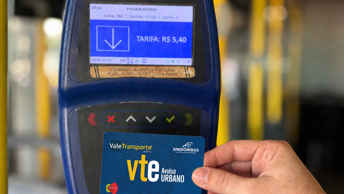 cartão vale transporte urbano passando na máquina leitora